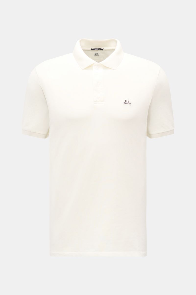 C.P. Company Poloshirt weiß, frontal fotografiert, Slim Fit aus weichem Baumwoll-Piqué mit klassischem Kragen, zwei Knöpfen, elastischen Bündchen und kleinem Weblabel.