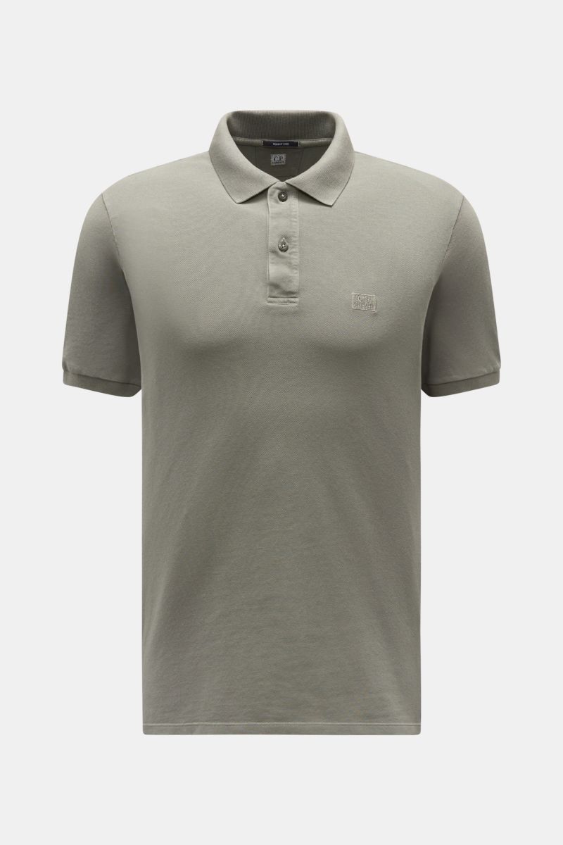 C.P. Company Poloshirt grau, frontale Ansicht, Slim Fit aus Baumwoll-Piqué mit klassischem Kragen, zwei Knöpfen, Brustlogo und elastischen Ärmeln.