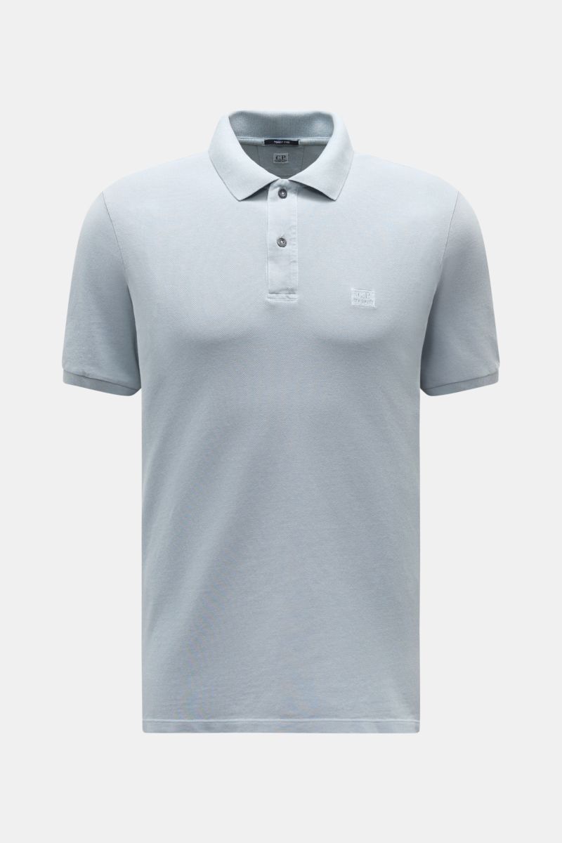 C.P. Company Poloshirt rauchblau, frontale Ansicht, Slim Fit, Baumwoll-Piqué, klassischer Kragen, Pigment-Dye, dezentes Brust-Label, elastische Bündchen.