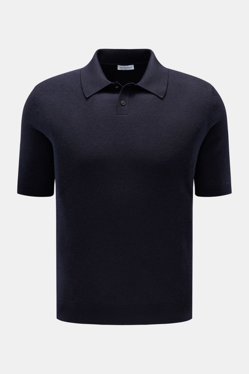 Front view of Iris von Arnim Kurzarm-Strickpolo 'Pavion' navy, a luxurious short-sleeve knit polo with classic collar, two-button placket, regular fit, made of soft cashmere and silk blend for comfort and elegance. Luxuriöser Allrounder: Das edle Strickpo