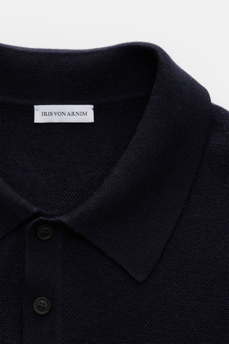 Iris von Arnim Kurzarm-Strickpolo 'Pavion' navy shown from a close-up front perspective, featuring a classic polo collar, two-button placket, and soft knit texture. Luxuriöser Allrounder: Das edle Strickpolo von IRIS VON ARNIM verbindet Exklusivität mit u