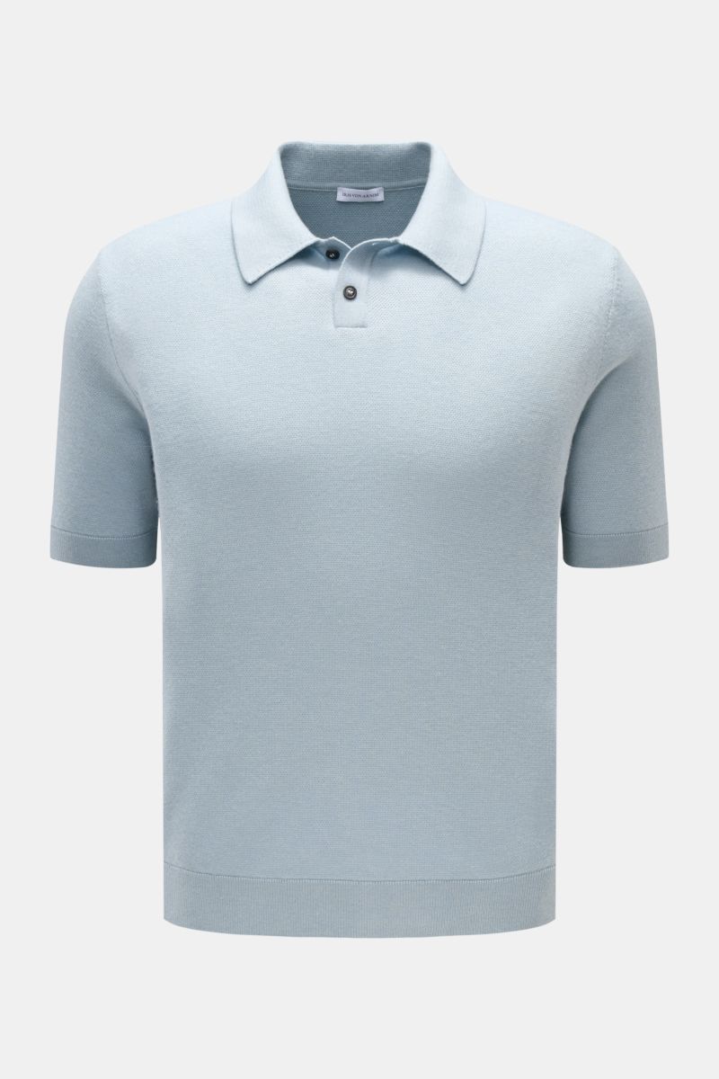 Front view of Iris von Arnim Kurzarm-Strickpolo 'Pavion' hellblau, a light blue short-sleeve knit polo with a classic collar and two-button placket. Luxuriöser Allrounder: Das edle Strickpolo von IRIS VON ARNIM verbindet Exklusivität mit unvergleichlichem