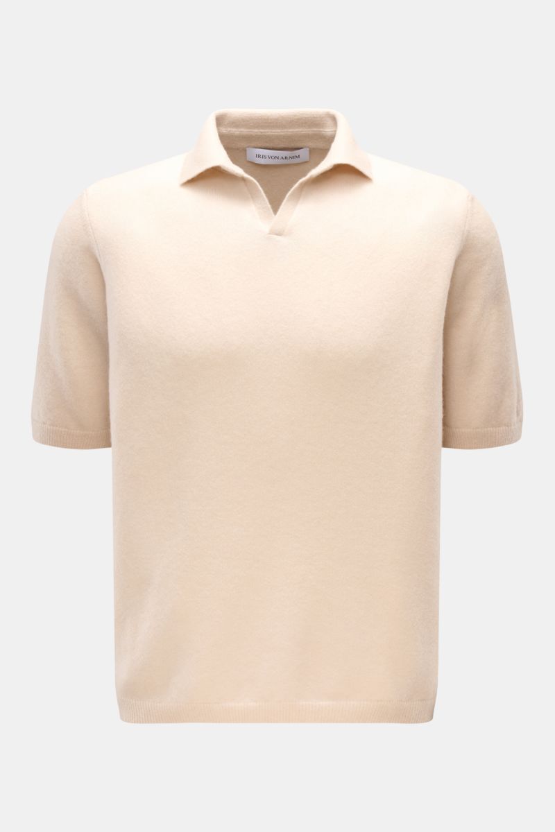 Front view of Iris von Arnim Kurzarm-Strickpolo 'Ameca' beige, a luxurious knit polo in cashmere and silk blend, soft touch, regular fit, classic collar. Luxuriöser Allrounder: Das edle Strickpolo von IRIS VON ARNIM verbindet Exklusivität mit unverglei
