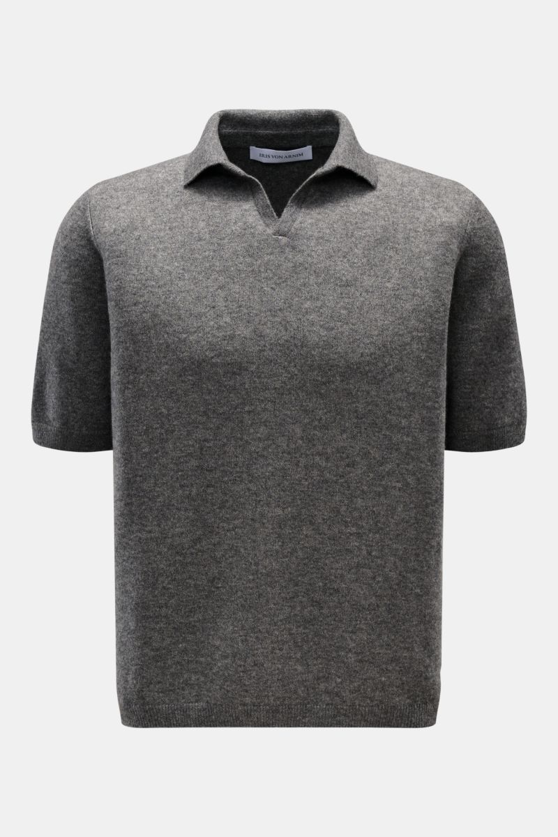 Front view of Iris von Arnim Kurzarm-Strickpolo 'Ameca' dunkelgrau meliert, a short-sleeve knit polo in dark gray melange.

Luxuriöser Allrounder: Das edle Strickpolo von IRIS VON ARNIM verbindet Exklusivität mit unvergleichlichem Komfort und wird so z
