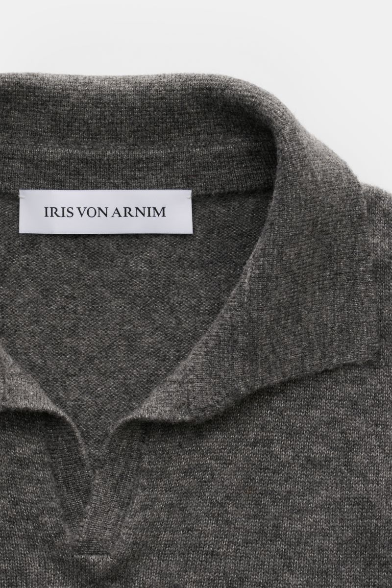 Close-up front view of the Iris von Arnim Kurzarm-Strickpolo 'Ameca' dunkelgrau meliert, showing the soft knit texture and classic collar. Luxuriöser Allrounder: Das edle Strickpolo von IRIS VON ARNIM verbindet Exklusivität mit unvergleichlichem Komfort u