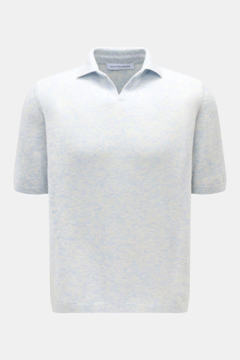 Front view of Iris von Arnim Kurzarm-Strickpolo 'Ameca' pastellblau meliert, a short-sleeve knit polo made of cashmere and silk blend, soft touch, regular fit with classic polo collar, luxurious and versatile.
