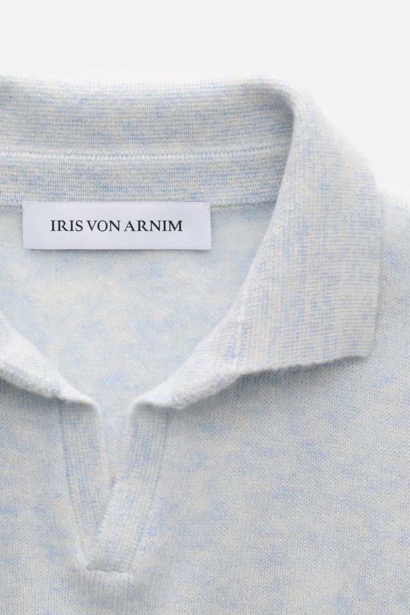 Close-up front view of Iris von Arnim Kurzarm-Strickpolo 'Ameca' pastellblau meliert showing soft knit fabric and classic polo collar. Luxuriöser Allrounder: Das edle Strickpolo von IRIS VON ARNIM verbindet Exklusivität mit unvergleichlichem Komfort un