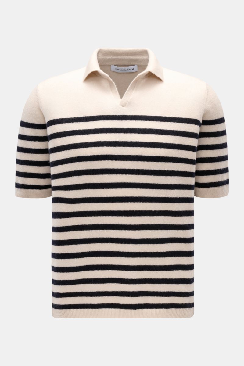 Iris von Arnim Kurzarm-Strickpolo 'Ameca' beige/dark navy gestreift shown front view with short sleeves, classic collar, regular fit, soft cashmere-silk blend. Luxuriöser Allrounder: Das edle Strickpolo von IRIS VON ARNIM verbindet Exklusivität mit unverg