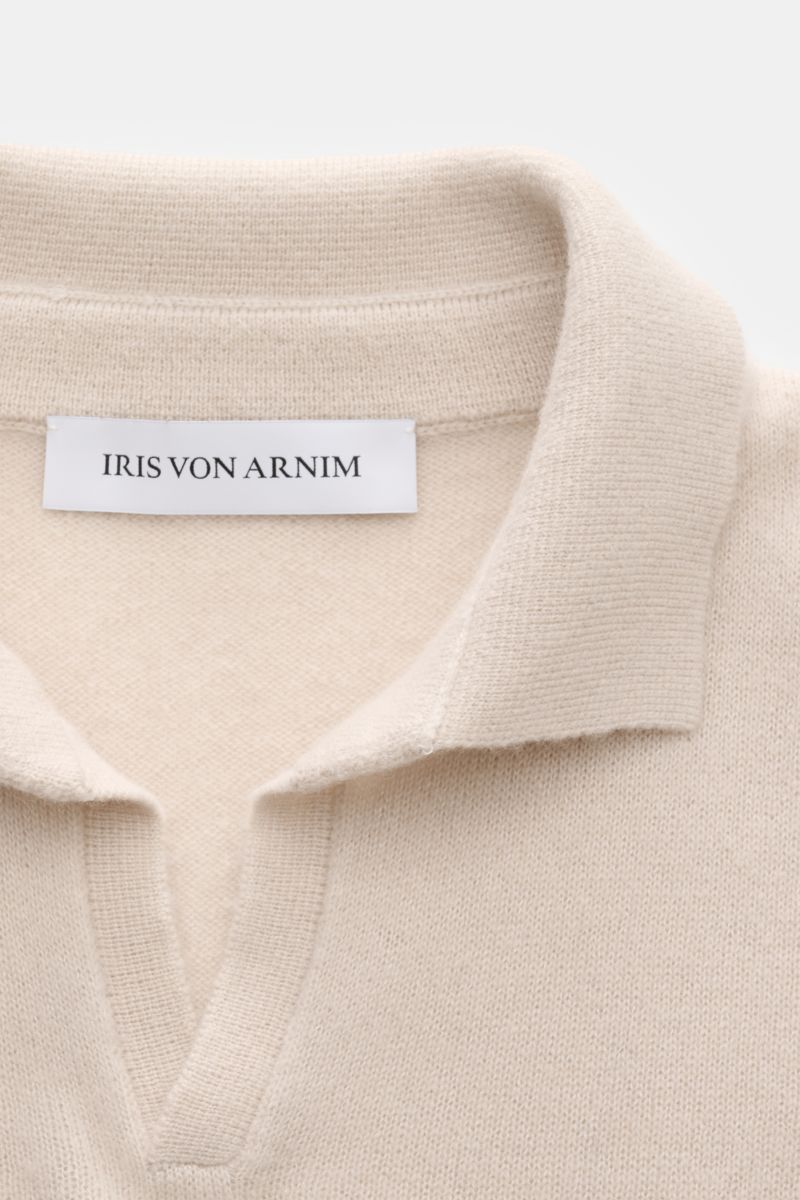 Close-up front view of the beige Iris von Arnim Kurzarm-Strickpolo 'Ameca' beige/dark navy gestreift collar showing soft cashmere and silk knit texture. Luxuriöser Allrounder: Das edle Strickpolo von IRIS VON ARNIM verbindet Exklusivität mit unvergleichli