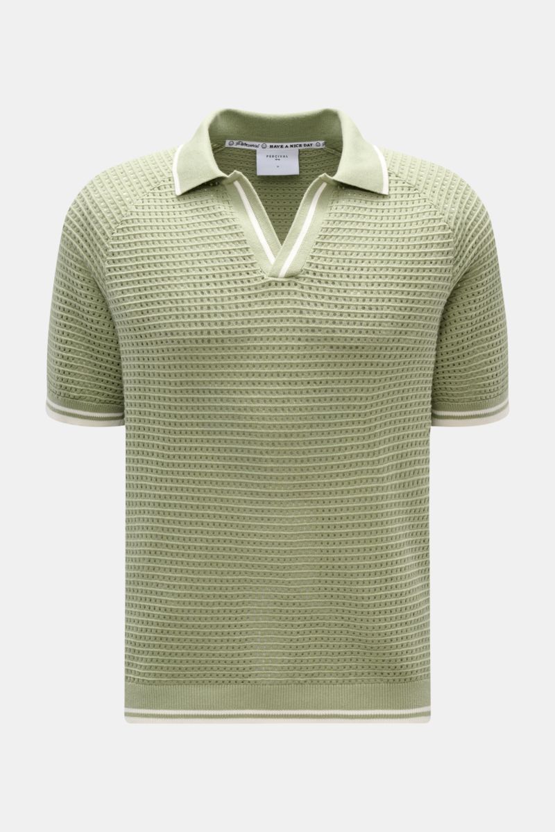 Percival Kurzarm-Strickpolo 'Casa Martini' salbei, Slim Fit, reine Baumwolle, luftiges Strickbild, klassischer Polokragen, offene Kragenleiste, Rippbündchen, frontale Nahaufnahme.