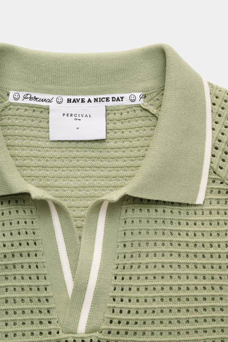 Nahaufnahme des Percival Kurzarm-Strickpolo 'Casa Martini' salbei von oben fotografiert, luftiges Strickbild, klassischer Polokragen, offene Kragenleiste, schmale Kontrastkanten, reine Baumwolle, Slim Fit, komfortable Rippbündchen, leicht griffige Haptik.