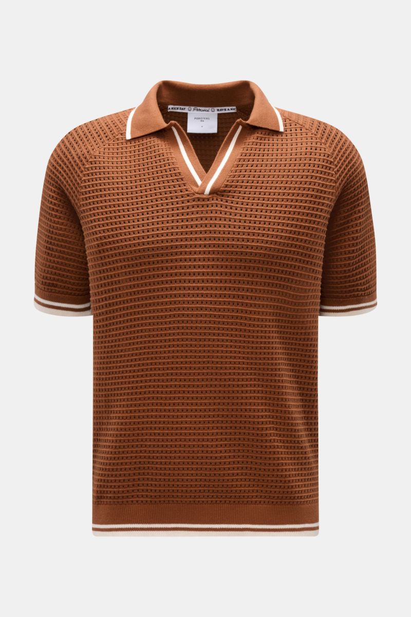 Percival Kurzarm-Strickpolo 'Casa Martini' braun, Slim Fit, luftiges Baumwoll-Strickbild, klassische Polokragen, offene Kragenleiste, Rippbündchen, frontale Nahaufnahme.