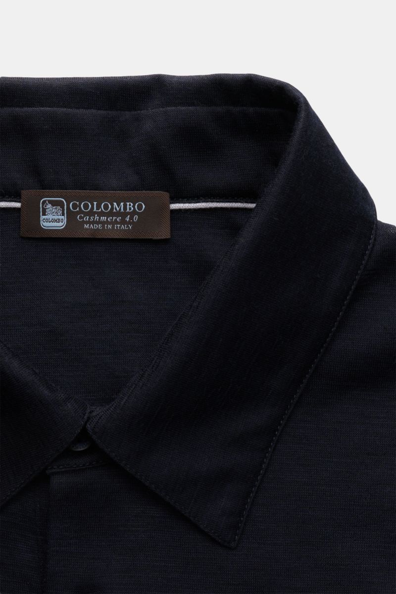 Colombo Cashmere Kurzarm-Strickpolo navy meliert, Nahaufnahme aus schräger Perspektive, feiner Strick, klassischer Polokragen, Slim Fit, reiner Cashmere.