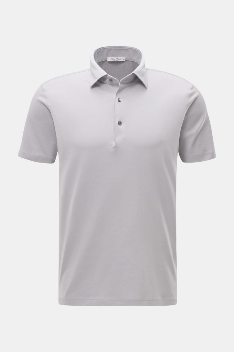 Stefan Brandt Jersey-Poloshirt 'Luca' hellgrau, Slim Fit, aus weichem Pima-Baumwoll-Jersey, Polokragen, Drei-Knopf-Leiste, kurze Saumschlitze, frontale Ansicht.