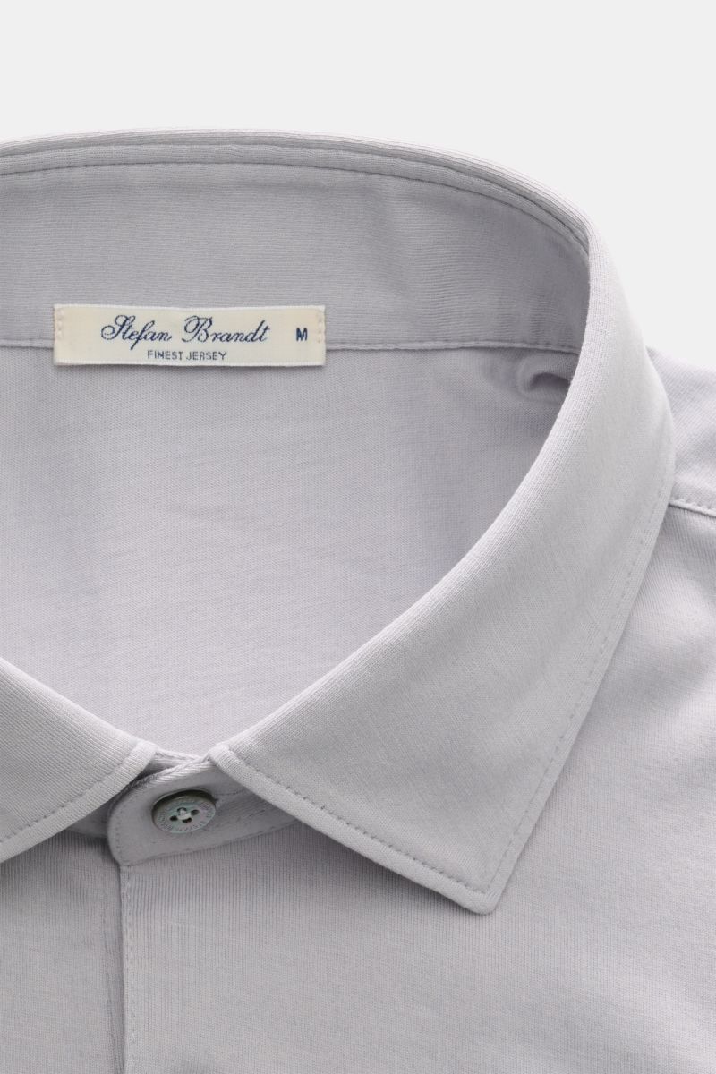 Nahaufnahme von Stefan Brandt Jersey-Poloshirt 'Luca' hellgrau, Slim Fit, aus weichem Pima-Baumwoll-Jersey mit Polokragen und Drei-Knopf-Leiste.