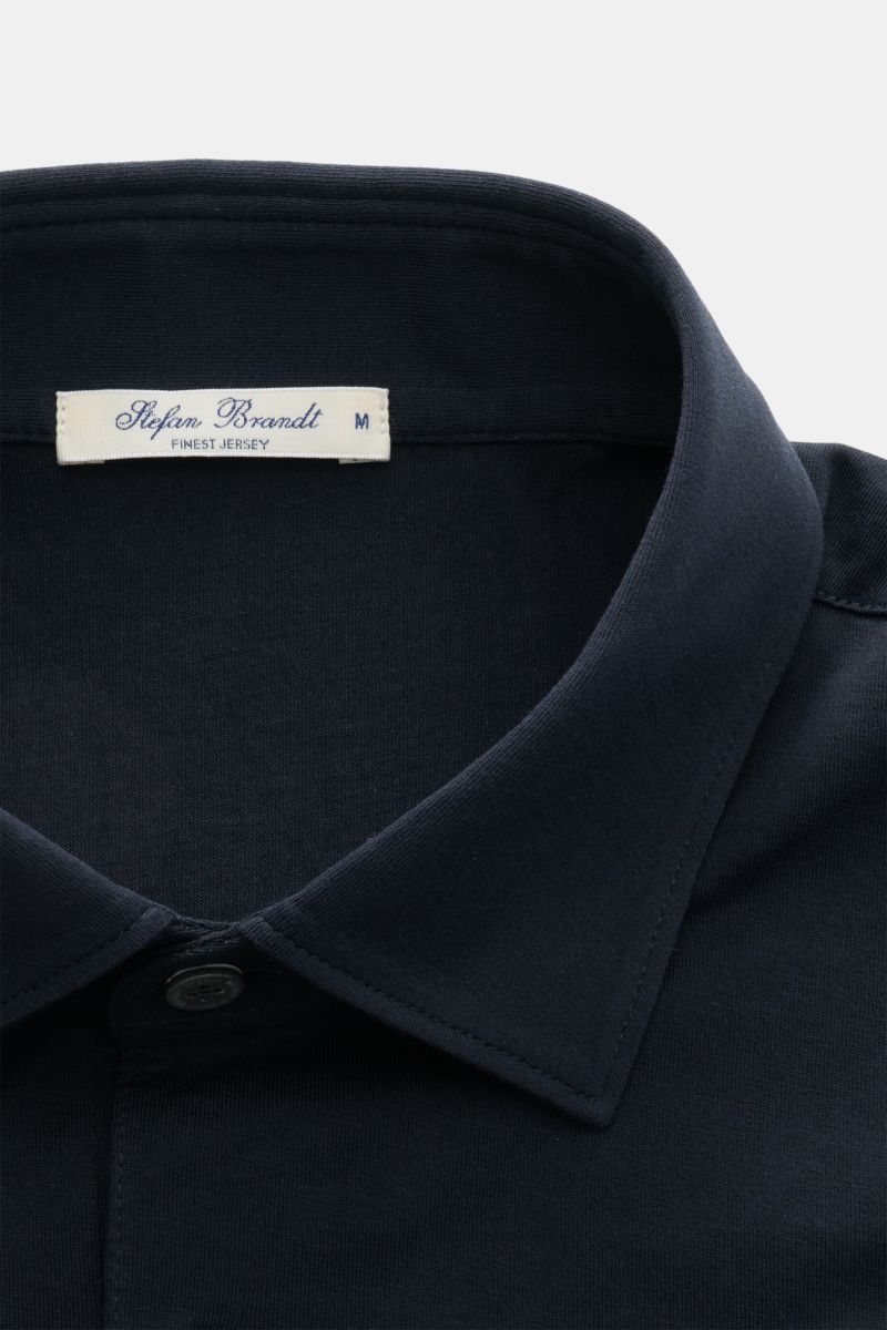 Stefan Brandt Jersey-Poloshirt 'Luca' dark navy, Nahaufnahme von oben, feiner Pima-Baumwoll-Jersey, Slim Fit, Polokragen, Drei-Knopf-Leiste.