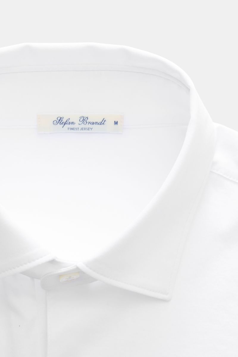Close-up front top view of Stefan Brandt Jersey-Poloshirt 'Luca' weiß showing a smooth, white slim fit polo collar with a three-button placket.

Feinster Komfort für jeden Tag: Das exklusive Jersey-Poloshirt 'Luca' von 