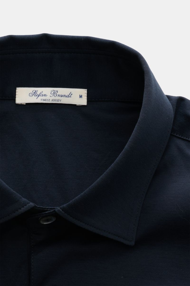 Close-up front view of the collar and label of the Stefan Brandt Jersey-Poloshirt 'Luca' dark navy. Feinster Komfort für jeden Tag: Das exklusive Jersey-Poloshirt 'Luca' von 