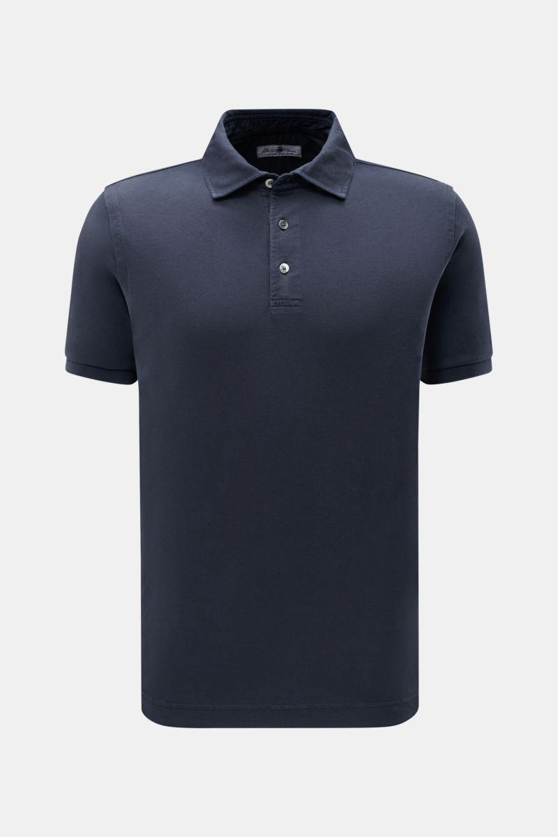 Della Ciana Poloshirt navy in Frontansicht, garment dyed Baumwoll-Piqué, Regular Fit, Polokragen, Drei-Knopf-Leiste, elastische Bündchen.