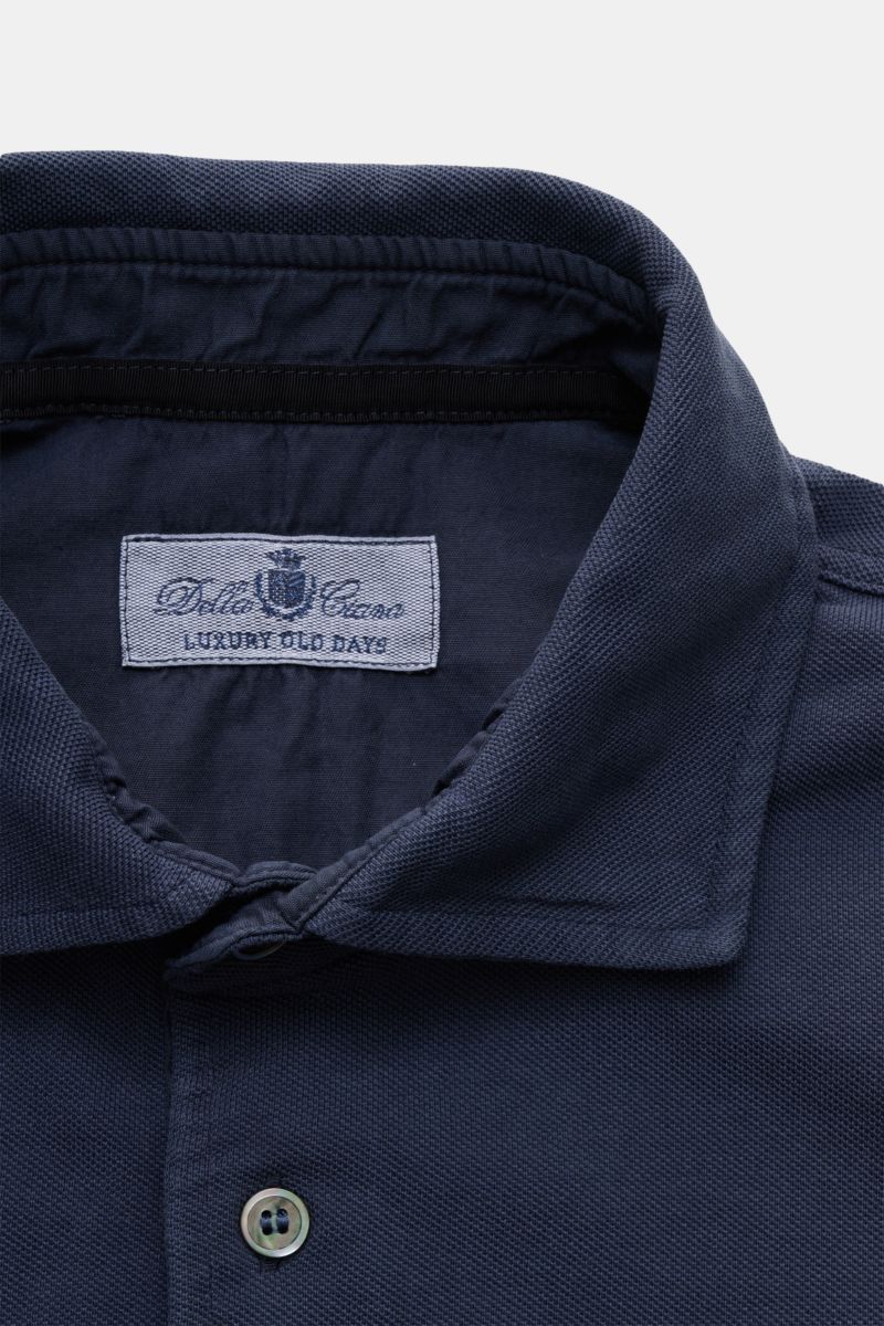 Nahaufnahme des Della Ciana Poloshirts navy, sommerliches Baumwoll-Piqué, garment dyed, Regular Fit, Polokragen mit Drei-Knopf-Leiste.