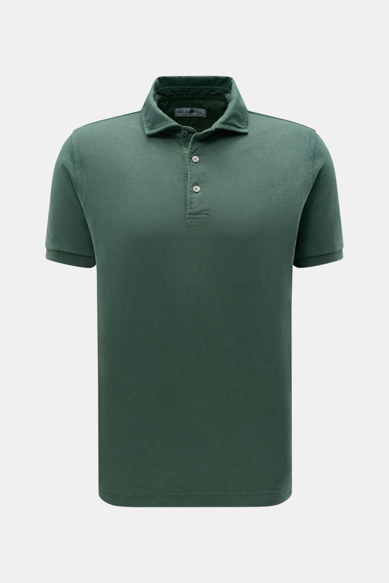 Della Ciana Poloshirt dunkelgrün, frontale Nahaufnahme, reine Baumwolle, Piqué-Struktur, Regular Fit, Dreiknopf-Leiste, elastische Ärmelbündchen, Saumschlitze, garment dyed.