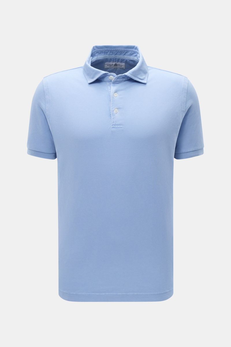 Della Ciana Poloshirt hellblau, frontale Nahaufnahme, reine Baumwolle, feine Piqué-Struktur, weicher Griff, garment dyed, Regular Fit, Polokragen, Drei-Knopf-Leiste, elastische Ärmelbündchen, seitliche Saumschlitze.