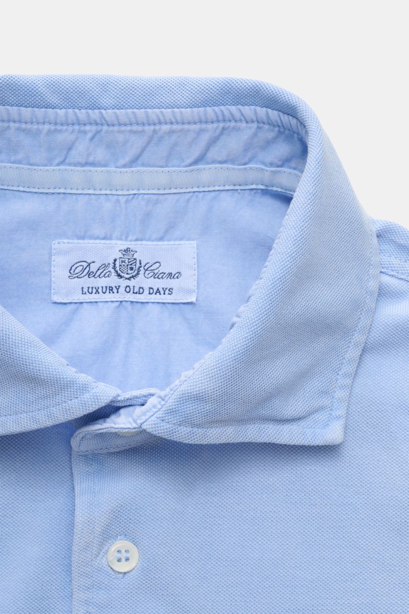 Nahaufnahme des Della Ciana Poloshirts hellblau von oben, zeigt Polokragen, feine Piqué-Struktur, charakteristisches Baumwollmaterial.
