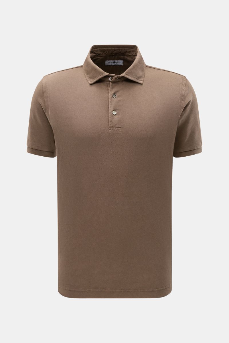 Della Ciana Poloshirt braun, frontale Nahaufnahme, reine Baumwolle, feine Piqué-Struktur, Regular Fit, garment dyed, Polokragen, 3-Knopf-Leiste, elastische Ärmelbündchen, seitliche Saumschlitze.
