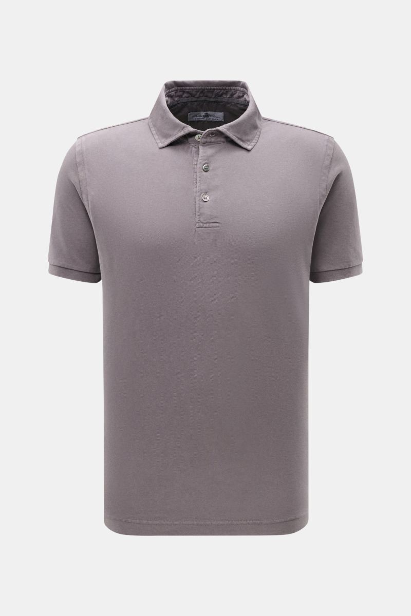Della Ciana Poloshirt grau, frontale Nahaufnahme, reine Baumwolle, feine Piqué-Struktur, Regular Fit, Drei-Knopf-Leiste, elastische Ärmelbündchen.