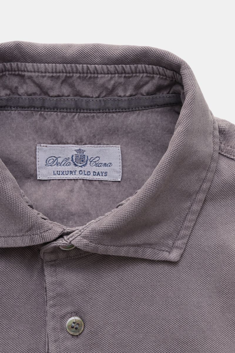 Della Ciana Poloshirt grau, Nahaufnahme von oben, stückgefärbt, reine Baumwolle, feine Piqué-Struktur, Regular Fit, Drei-Knopf-Leiste, elastische Ärmelbündchen.