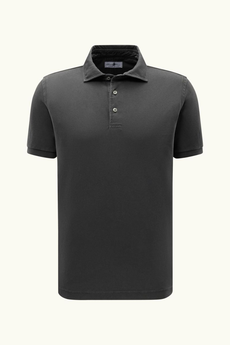 Della Ciana Poloshirt dunkelgrau, frontal fotografiert, stückgefärbt aus reiner Baumwolle mit feiner Piqué-Struktur, Regular Fit, Polokragen, Drei-Knopf-Leiste, elastischen Ärmelbündchen und seitlichen Saumschlitzen.