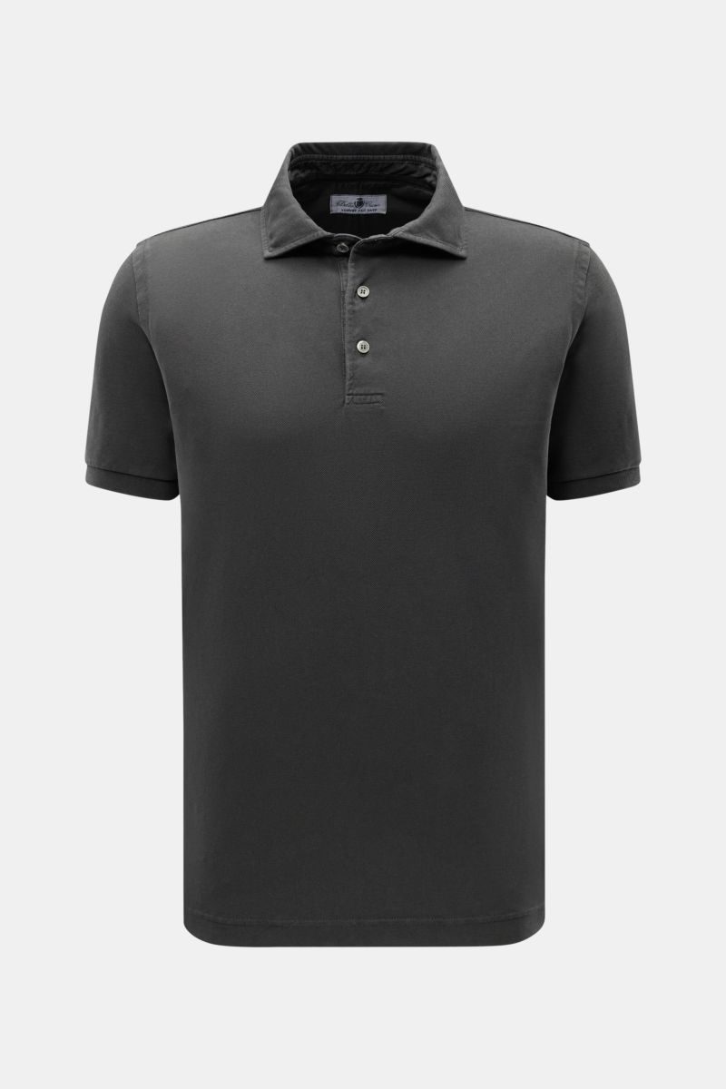 Front view of Della Ciana Polo shirt dark grey, garment-dyed pure cotton piqué with dress-shirt collar, three-button placket, elasticated cuffs, side vent hem, regular fit, soft feel.

Summer basic from DELLA CIANA: This piece-dyed polo shirt stands ou