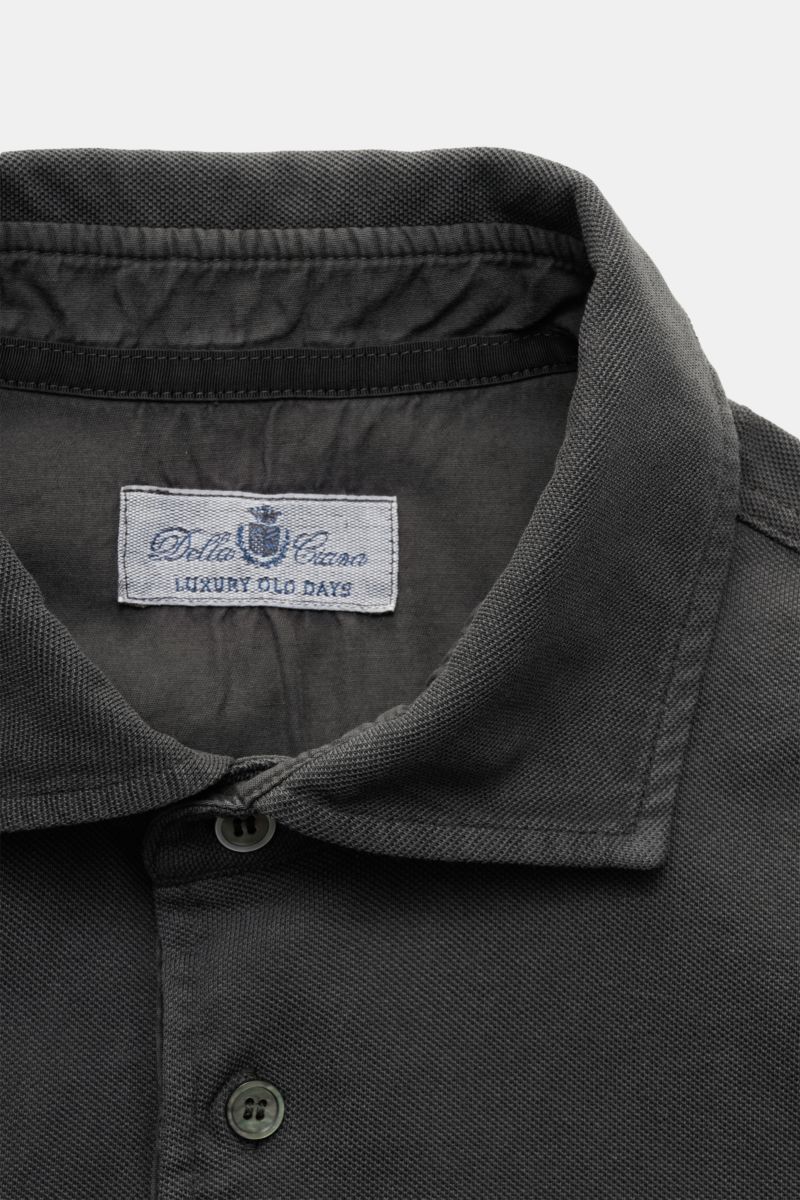 Della Ciana Poloshirt dunkelgrau, Nahaufnahme von Polokragen, Drei-Knopf-Leiste, reine Baumwolle, feine Piqué-Struktur, garment dyed, Regular Fit.