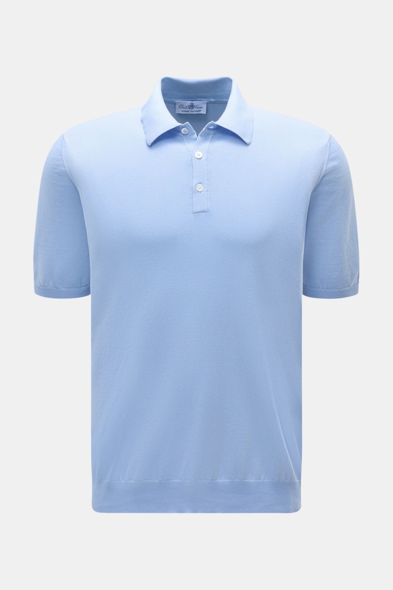 Front view of Della Ciana Kurzarm-Strickpolo hellblau, a slim fit, soft cotton knit polo with a tailored collar, three-button placket, and narrow ribbed cuffs.

Description: Lässige Alternative zum T-Shirt: Mit diesem gestrickten Polo von DELLA CIANA a
