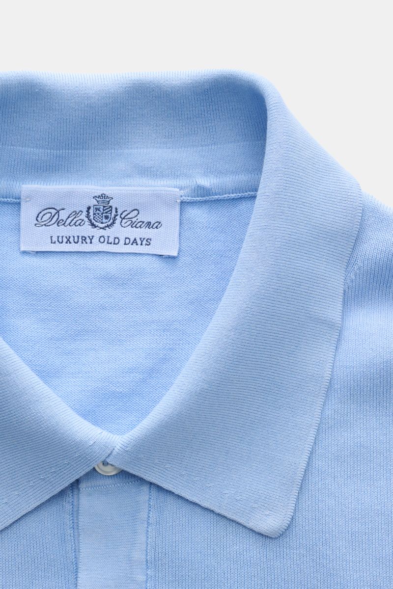 Close-up front view of the light blue Della Ciana Kurzarm-Strickpolo hellblau collar with label, knitted cotton, slim fit, three-button placket, soft touch.