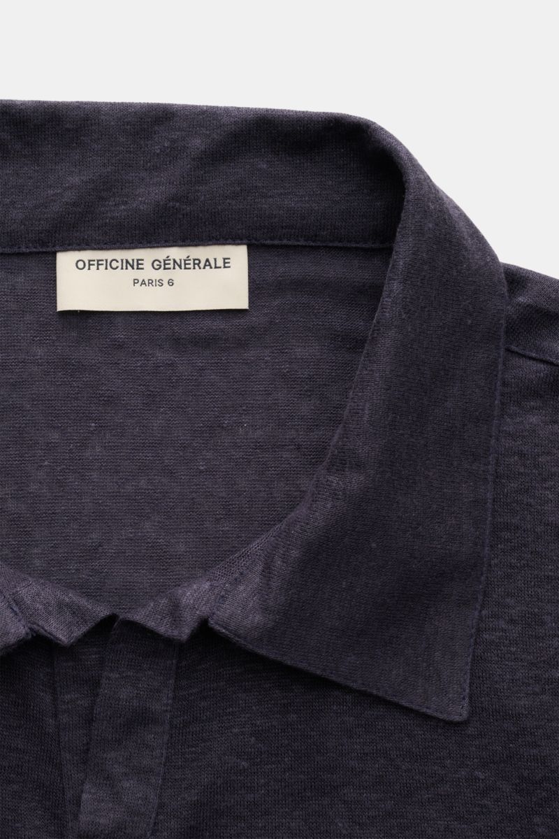 Close-up front view of the Officine Générale Kurzarm-Strickpolo 'Simon' navy meliert showing the classic polo collar and fine knit texture. Stilvoll durch die Frühlings- und Sommersaison: Das Kurzarm-Strickpolo von OFFICINE GÉNÉRALE ist der ideale Begl