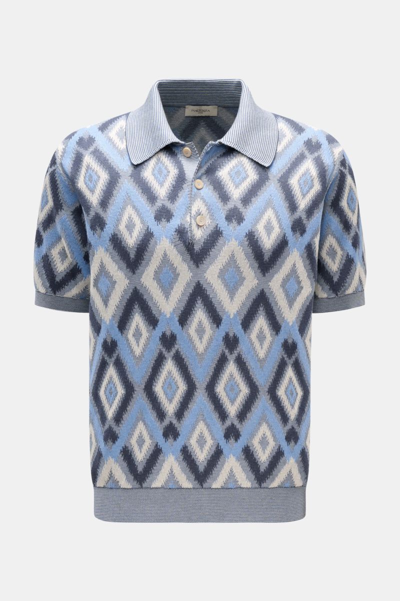 Front view of Piacenza 1733 Kurzarm-Strickpolo rauchblau/blau/creme gemustert, a slim fit short-sleeve knit polo with silk and cotton, lightweight airy knit pattern, contrast diamond design, knitted collar, three-button placket, and ribbed cuffs. Ein H