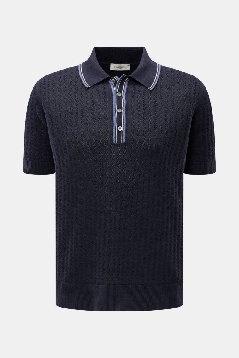 Front view of Piacenza 1733 Kurzarm-Strickpolo dark navy, a short-sleeve knit polo with a silk-linen blend, soft feel, medium-fine knit, striped textured pattern, regular fit, classic collar, and flexible ribbed cuffs. 

Eyecatcher in der Sommersaison: