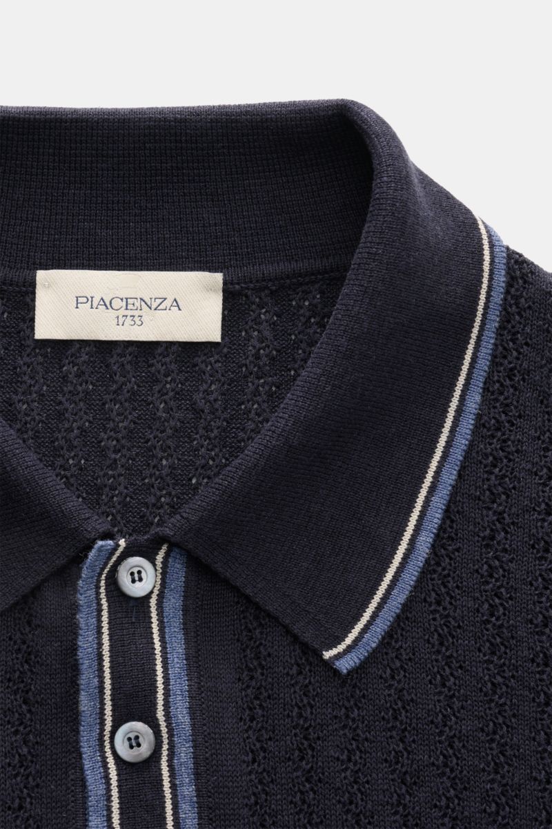 Close-up front view of Piacenza 1733 Kurzarm-Strickpolo dark navy showing collar, buttons, and textured stripe knit design. 

Description: Eyecatcher in der Sommersaison: Das Kurzarm-Strickpolo von PIACENZA 1733 besticht mit luxuriöser Seide-Leinenmisc