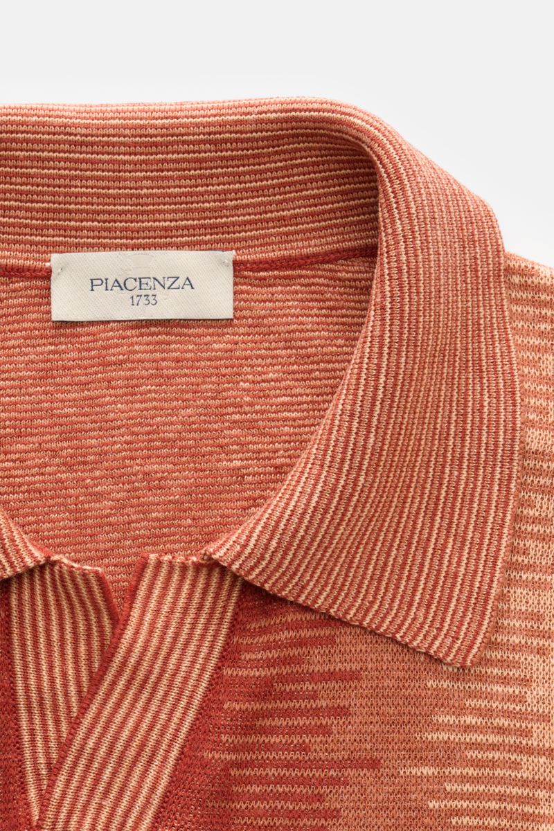 Close-up front view of Piacenza 1733 Short sleeve knit polo red/light red/apricot patterned, showcasing its knit polo collar and open collar strip.

A touch of luxury: This short sleeve knit polo by PIACENZA 1733 combines the finest silk and cotton int