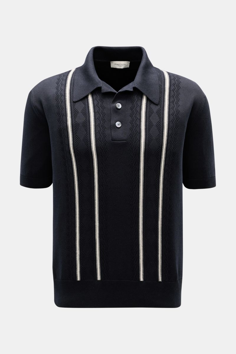 Front view of the Piacenza 1733 Kurzarm-Strickpolo navy, a short-sleeve knit polo in navy with white vertical stripes, fine knit pattern, and two-button placket. Gediegen durch die Sommersaison: Das Kurzarm-Strickpolo von PIACENZA 1733 besticht mit luxuri