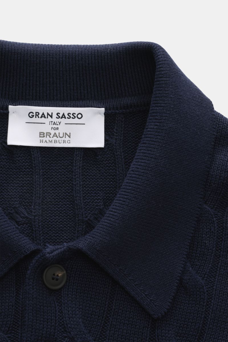 Close-up top view of the Gran Sasso Short sleeve knit polo shirt navy collar and label, showing classic cable knit pattern and button. Perfect for hot days: This short sleeve knit polo by GRAN SASSO in an exclusive design for BRAUN HAMBURG is made of comf