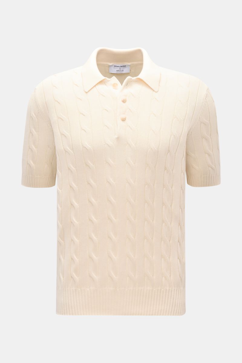 Front view of the Gran Sasso Kurzarm-Strickpolo creme, a short-sleeve knit polo in cream with a classic cable knit pattern, slim fit, soft pure cotton, classic polo collar, and flexible ribbed cuffs. Ideal für warme Tage: Das Kurzarm-Strickpolo von GRAN S
