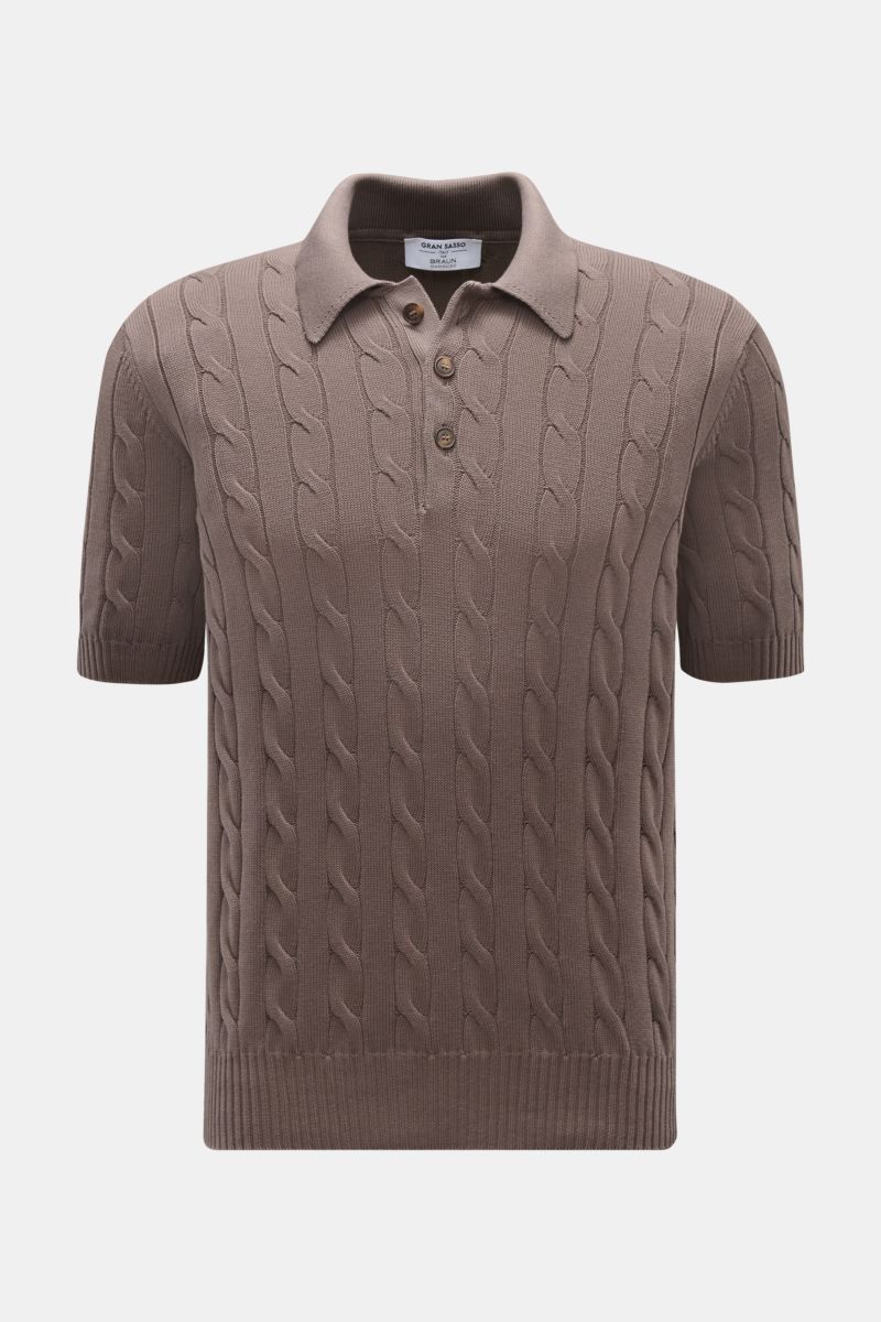 Front view of Gran Sasso Kurzarm-Strickpolo graubraun, a short-sleeve knit polo in soft pure cotton with classic cable knit pattern, slim fit, classic collar, and flexible ribbed cuffs. Ideal for warm days: Das Kurzarm-Strickpolo von GRAN SASSO in exklusi