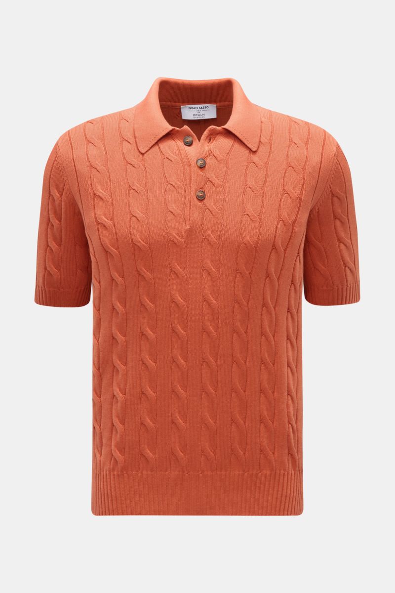 Front view of Gran Sasso Kurzarm-Strickpolo orange, a slim fit short-sleeve cotton polo with classic cable knit, soft texture, ribbed cuffs, and a traditional collar. Ideal für warme Tage: Das Kurzarm-Strickpolo von GRAN SASSO in exklusiver Fertigung für 