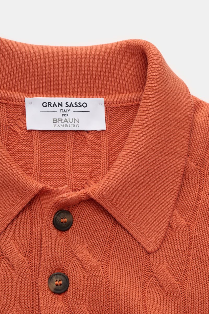 Close-up front view of the Gran Sasso Kurzarm-Strickpolo orange, showcasing its classic cable knit pattern, soft cotton fabric, and buttoned polo collar. Ideal für warme Tage: Das Kurzarm-Strickpolo von GRAN SASSO in exklusiver Fertigung für BRAUN HAMBURG