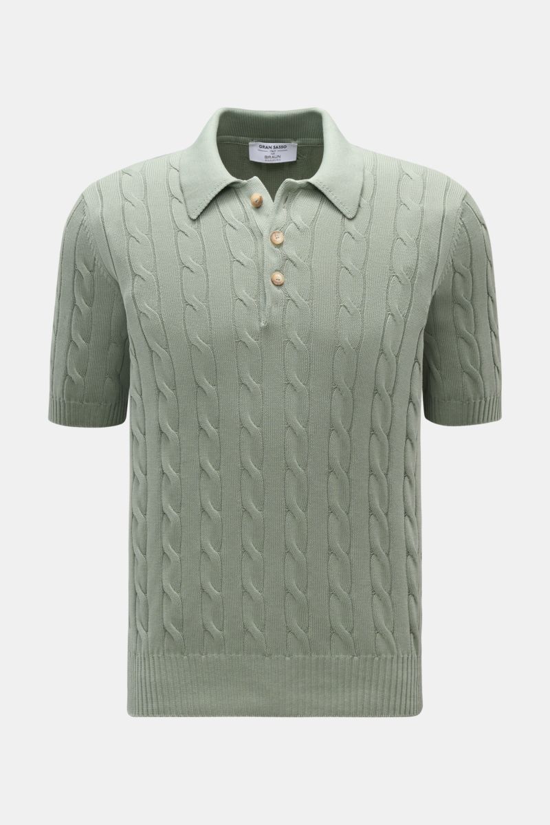 Front view of the Gran Sasso Kurzarm-Strickpolo salbei, a slim fit short-sleeve knit polo in soft pure cotton with classic cable knit pattern, classic polo collar, flexible ribbed cuffs, and medium-fine knit texture, ideal for warm days.