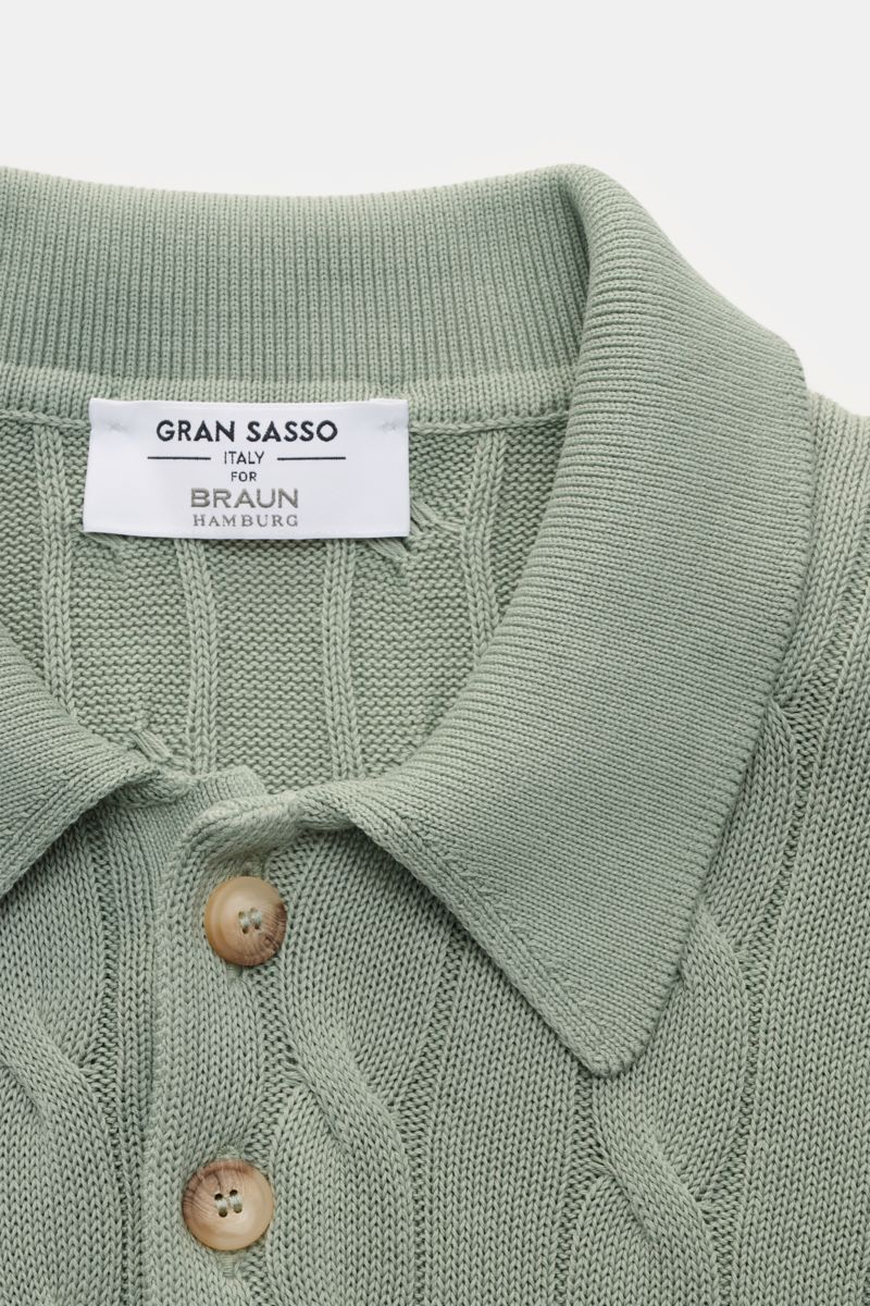 Close-up front view of the Gran Sasso Kurzarm-Strickpolo salbei, a slim-fit short-sleeve knit polo in sage green with classic cable knit pattern, soft pure cotton, ribbed collar, and beige buttons, ideal for warm days with flexible ribbed cuffs and a medi