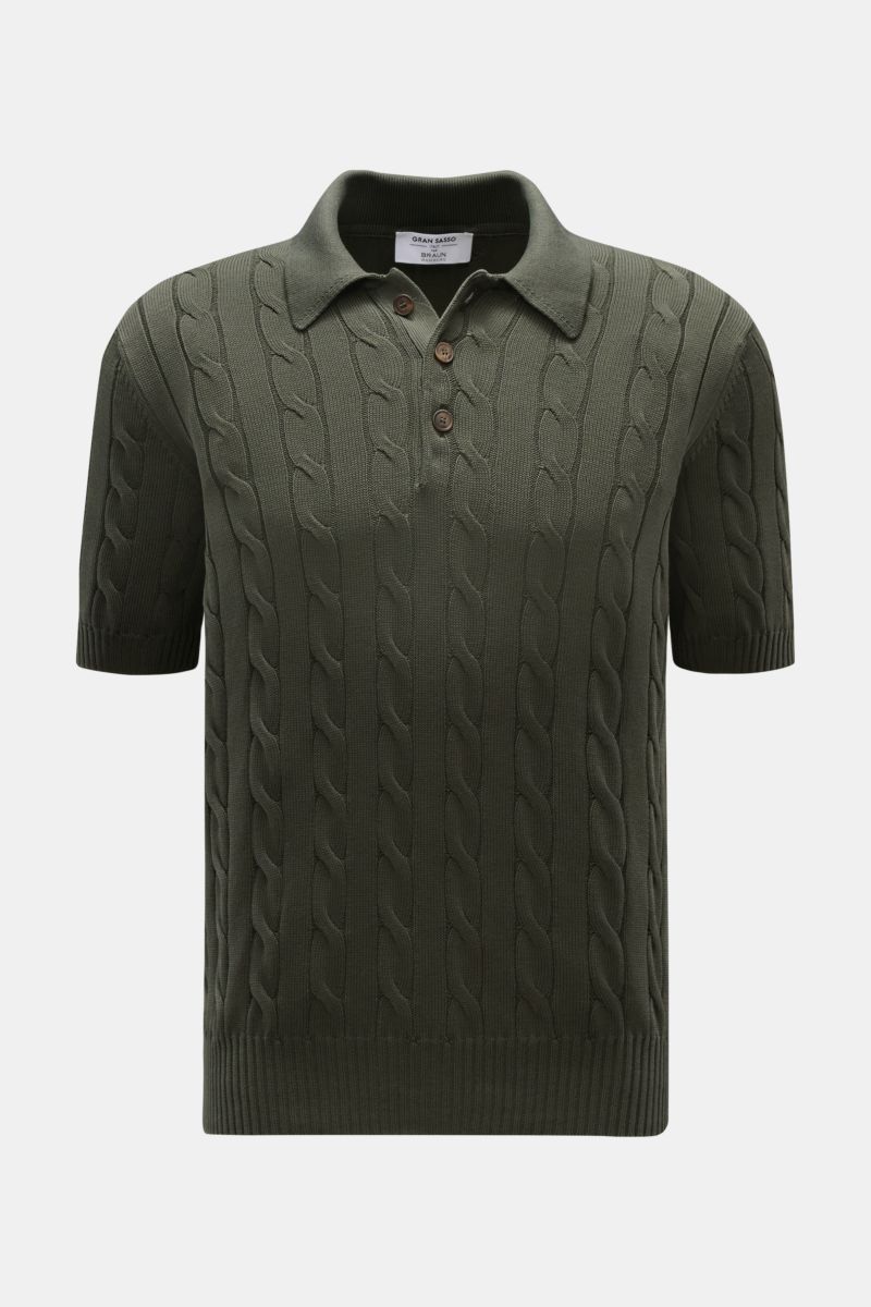 Front view of a Gran Sasso Kurzarm-Strickpolo dunkelgrün, a short-sleeve knit polo in dark green with cable knit pattern, slim fit, classic collar, and ribbed cuffs. 

Description: Ideal für warme Tage: Das Kurzarm-Strickpolo von GRAN SASSO in exklusiv