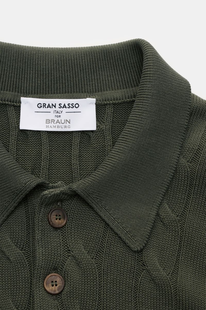 Gran Sasso Kurzarm-Strickpolo dunkelgrün shown from a top front close-up, featuring a classic polo collar, cable knit pattern, and brown buttons. Ideal für warme Tage: Das Kurzarm-Strickpolo von GRAN SASSO in exklusiver Fertigung für BRAUN HAMBURG überzeu